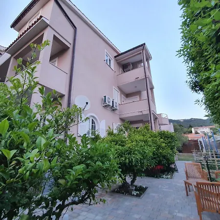 Leon 2 Apartment *
