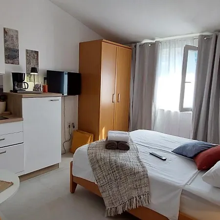 Leon 2 Apartment
